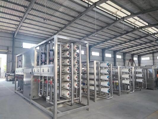 Sistema di depurazione dell'acqua per osmosi inversa commerciale di capacità 500L/h con 3 serbatoi di pretrattamento in FRP e elevata efficienza di depurazione