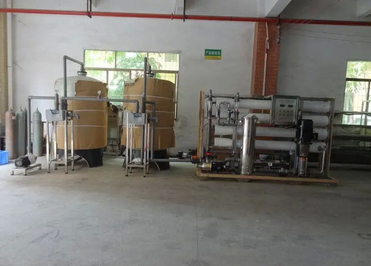 8TPH 14kW FRP Tanks RO Industrial Auto Drinking Water Treatment Machine con indicatori di stato operativo